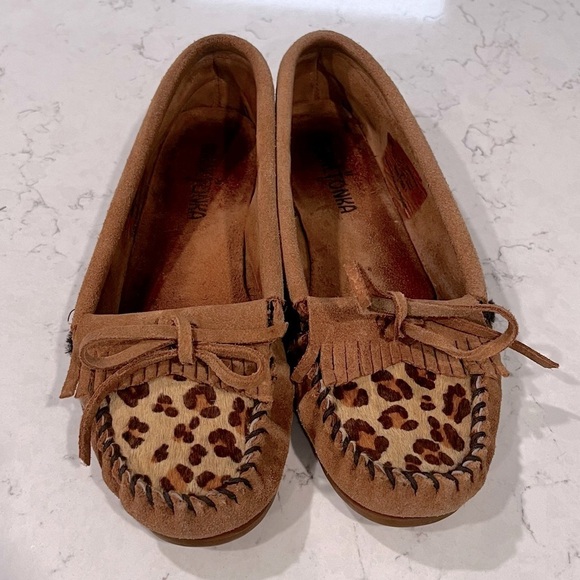 Minnetonka Women's Leather Leopard Calf Hair Kilty Moccasin Driving Loafer 7 - Picture 4 of 12